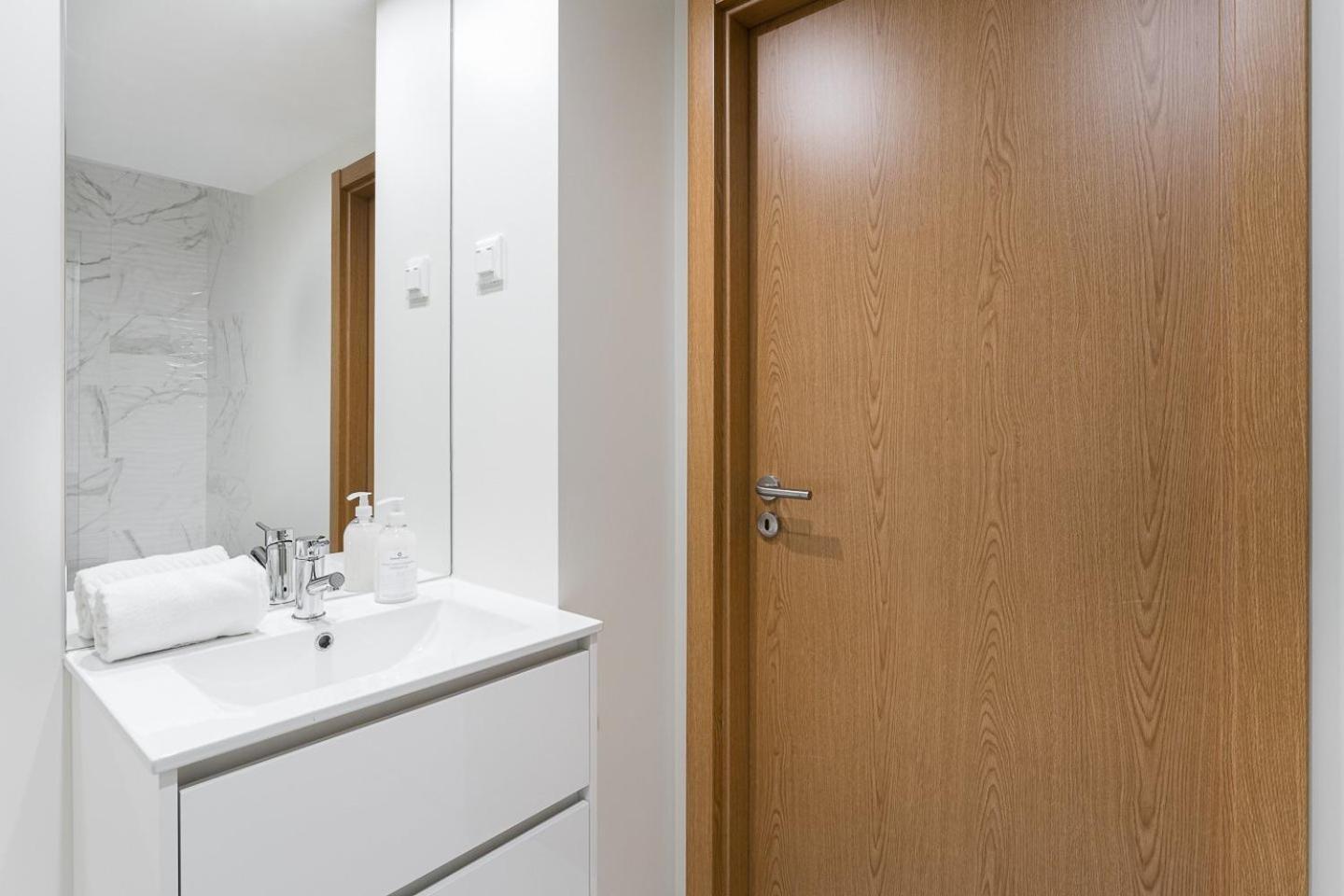 Ferienwohnung Guestready - Sleek Monochromatic In Bonfim Porto Exterior foto